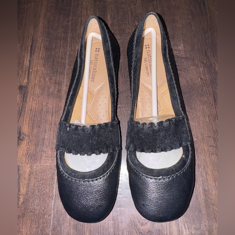 Naturalizer N5 Comfort Slip On Flats Round Toe Black Ruffled Strap